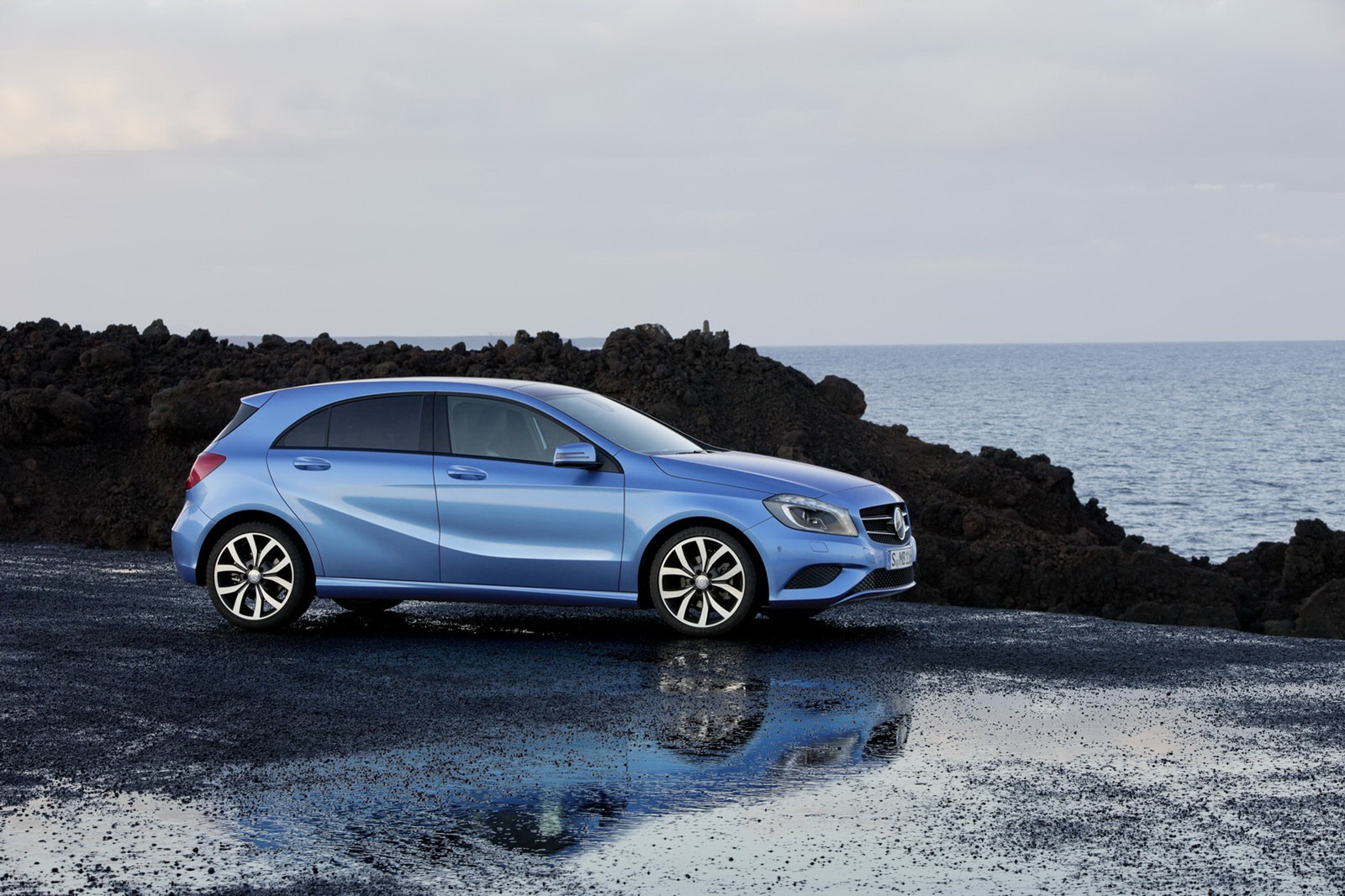 2012-Mercedes-Benz-A-Class-4[2].jpg