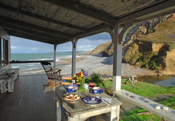 [Beach-Hut-Cornwall-Unique-Home-Stays-5-611x424%255B4%255D.jpg]