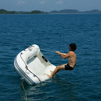 Und so wird das Schaumbad geleert, nachdem das Wasser gleich zum putzen des Dinghys verwendet wurde.
