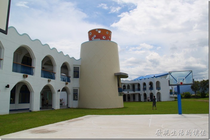 台東豐源國小-地中海造型學校。欄球場的籃框及鐵架也是藍白顏色。