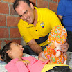 Valentín Sala, director cantonal del Movimiento Centro Democrático, le regaló un momento de felicidad a Ariana Varela al entregarle una muñeca. Esta pequeña de 14 años sufre de discapacidad en un 96%