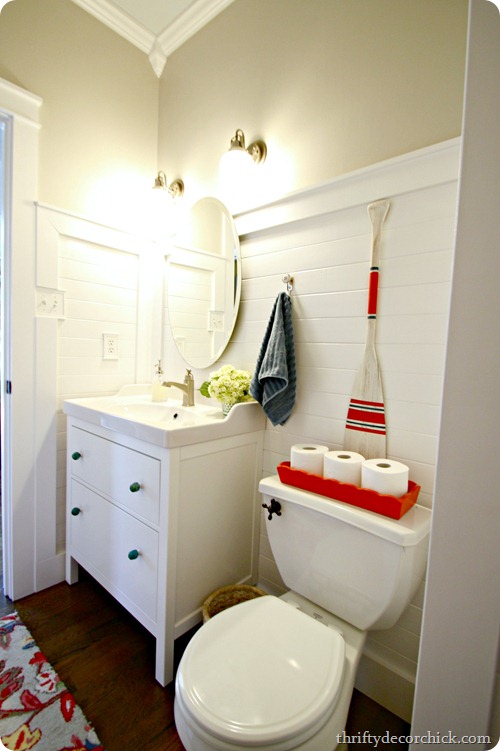 white room, blue and red decor white room, blue and red decor