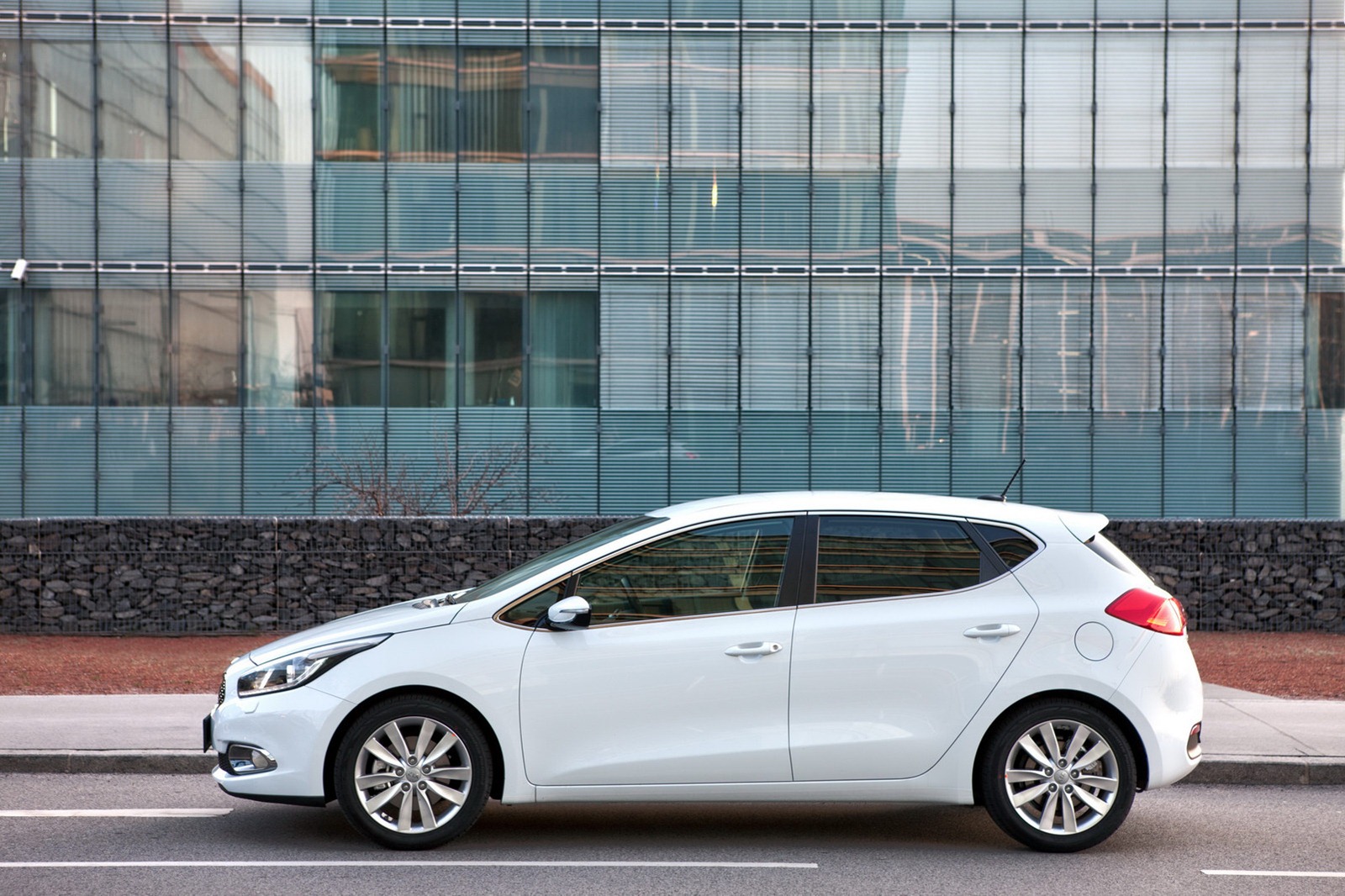 2012-Kia-Ceed-77[2].jpg