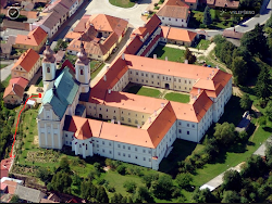 Pohled na celý komplex premonstrátského kláštera s kostelem sv. Petra a Pavla - Kostel je vystavěn v letech 1677-1707 při klášteře.

Pozn. Červeně je vyznačen začátek naučné stezky - křížové cesty.

Dějiny kláštera:
* V roce 1596 vymírá ženský konvent osobou převorky Anny Černické z Kačova.
* Již v roce 1598 totiž složili první dva zábrdovští premonstráti řeholní sliby pro Novou Říši.
Probošt Adam Skotnický (proboštem 1605-1631)  duchovně i hospodářsky pozvedl a připravil tak jeho definitivní přeměnu v klášter mužský.
* Za jeho nástupce Vavřince Plocara bylo pak roku 1641 slavnostně uvedeno do Nové Říše sedm premonstrátů ze Zábrdovic.
* Důkazem skvělého rozvoje kláštera je i udělení práva pontifikálu papežem Inocencem X. roku 1654.
* Roku 1733 byl novoříšský klášter povýšen na opatství.
* Kulturní vzestup, který pokračoval i za následujícího opata Jana Nepomuka Pelikána, kdy bylo v klášteře zřízeno i gymnázium, byl zabrzděn dalším zkázonosným požárem roku 1813, jemuž podlehl i nově postavený trakt prelatury. Přesto však po zbytek 19. a až do půli 20. století dostál klášter vždy plně svému duchovnímu poslání.

Klášter ve válce:
* Nová série nešťastných událostí a pohrom stihla klášter roku 1942, kdy byl, po atentátu na říšského protektora Heydricha, klášter v květnu 1942 přepaden jednotkami SS a proměněn v středisko organizace Hitlerjugend. Premonstráti byli odvezeni do Kounicových kolejí v Brně, pak do Osvětimi, kde v plynových komorách, s výjimkou tří noviců, všichni zahynuli.
* Krátce po skončení války se stal sotva obnovený klášter opět trnem v oku, tentokrát komunistickému režimu. V únoru 1950 byli řeholníci zatčeni a v zinscenovaném monstrprocesu odsouzeni k mnoha letům vězení a pracovním táborům. Z kláštera se stalo na čtyřicet let vojenské skladiště.
 * V roce 1991 byly zchátralé budovy navráceny řádu, který zde působí dodnes.