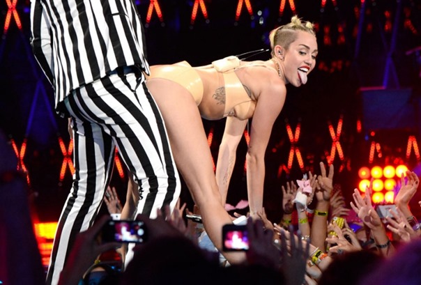 130826-Miley-Cyrus-VMAs_0