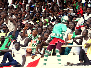 Des supporteurs de  DCMP chantent et dansent ce 8 mai 2011 au stade des Martyrs à Kinshasa lors du Mach contre Haras El Hodoud d'Egypte, match qui s'est soldé par la victoire de DCMP aux tirs au but. Radio Okapi/ Ph.John Bompengo