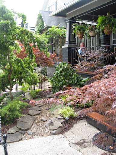 16th Street is one of Garden Walk's ultimate success stories. Once a desolate, even scary neighborhood, almost everyone on this block gardens now and everyone wants to live there!