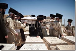 1397824439-ultraorthodox-jewish-funeral-held-in-jerusalem_4500291