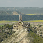 Les vestiges du ch�teau de Penaflor, en �quilibre spectaculaire sur un mamelon