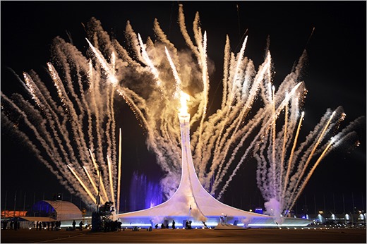[1391805470_b_moment-zazhzhenija-olimpijskogo-ognja-vladislavom-tretjakom-i-irinoj-rodninoj%255B2%255D.jpg]