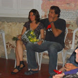 Carolina Borges lançando seu livro, ao lado de Rodrigo Sá, seu marido e compositor da Banda Dona Urtiga..JPG