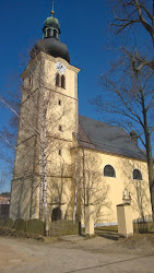 Nachází se zde zastavení č.1 - Kostel sv. Václava a jeho okolí naučné stezky Stonařov Udolím Jihlavky na aleje.