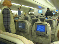 der leere flieger nach dubai (alle ohne hotel in dubai bzw. ohne fixen weiterflug durften nicht mit)