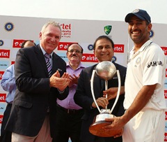MS Dhoni lifts Border-Gavaskar trophy-2013