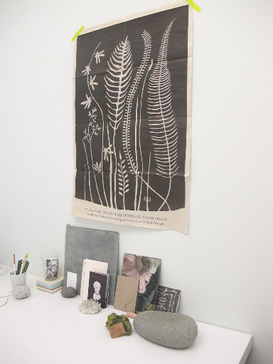 The fern print on her wall is by Hugo Guinness.
