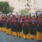 :AÑO 2001 DIA 5 DE SEPTIEMBRE LA ENTRADA. BLOQUE DE MOROS. AL FRENTE LA FILA DE COMPONENTES DE ESCUADRA DE MASSAIS. 27-18.jpg