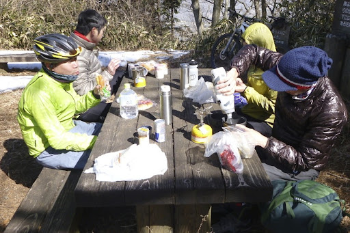 風が強くなってきたので、ゆっくり食事していると冷えていきます…