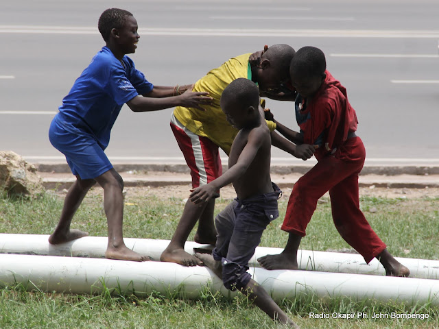 Des enfants sans demeure fixe (shégués) jouent en face du siège de la Ceni le 12/10/2011 à Kinshasa. Radio Okapi/ Ph. John Bompengo Des enfants sans demeure fixe (shégués) jouent en face du siège de la Ceni le 12/10/2011 à Kinshasa. Radio Okapi/ Ph. John Bompengo