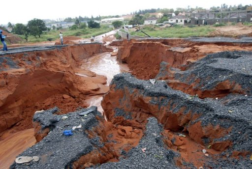 A road washed away by torrential rainfalls in Maputo is pictured on 15 January 2013. Floods in southern Mozambique have displaced up to 70,000 people and cut power exports to energy-hungry neighbour South Africa in half, officials said on 24 January 2013. Photo: AFP