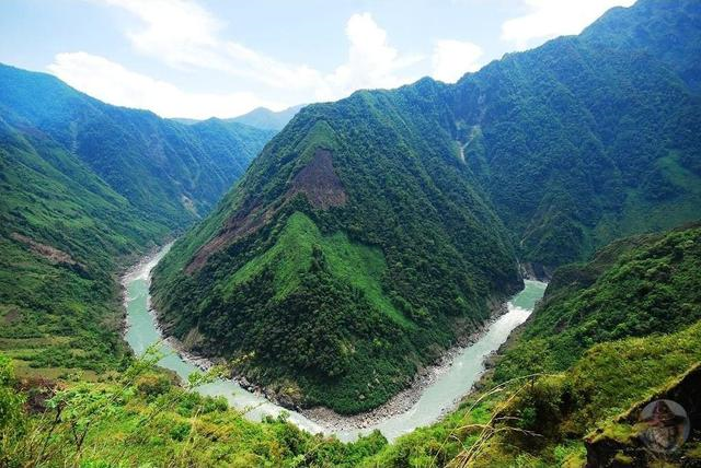 The Yarlung Zangbo river, 20 June 2009. A contentious dam is slated for the 'great bend' in China, before the river swings around into India and through the world's deepest canyon. Here, a massive 48,000-megawatt dam (over twice the size of the Three Gorges dam) is under active consideration. Photo: xiaohaidacong / yupoo