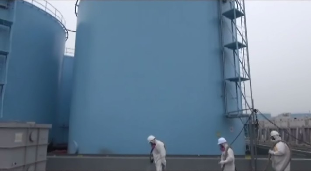 Workers inspect tanks containing radioactive water from the Fukushima Daiichi nuclear plant, 24 July 2014. Photo: TEPCO