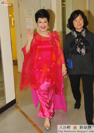 薛家燕為讀者拜高早年。