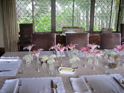 Single lily blossoms and Queen Anne's lace heads used en masse make for a striking display for a dinner table.