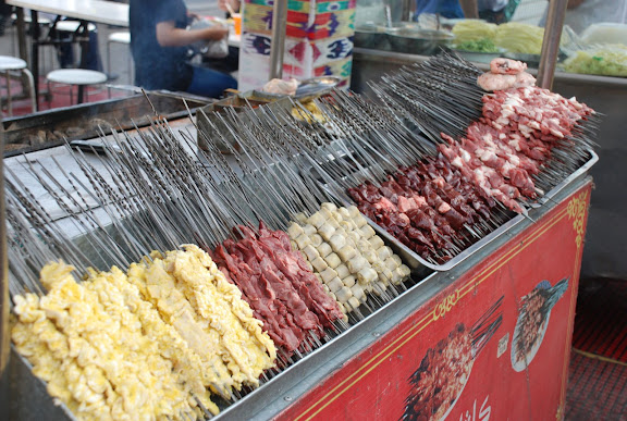 Urumqi - Marché de rue, brochettes de viande