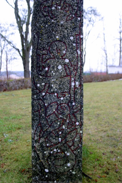 La piedra de Altuna describe a Thor rompiendo el bote en su lucha con Jörmungandr..jpg La piedra de Altuna describe a Thor rompiendo el bote en su lucha con Jörmungandr