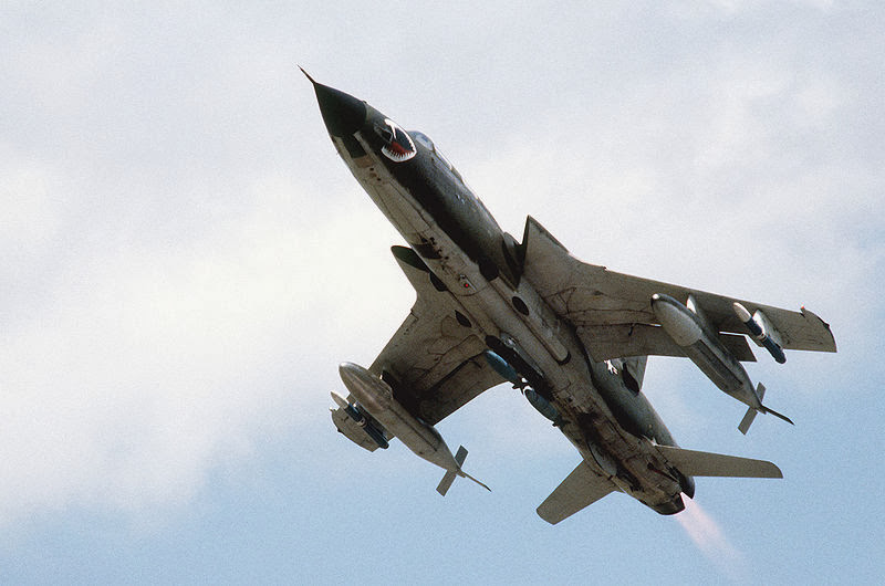 800px-F-105_Thunderchief_underside.jpg