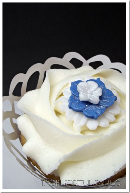 cupcakes with flowers 005a
