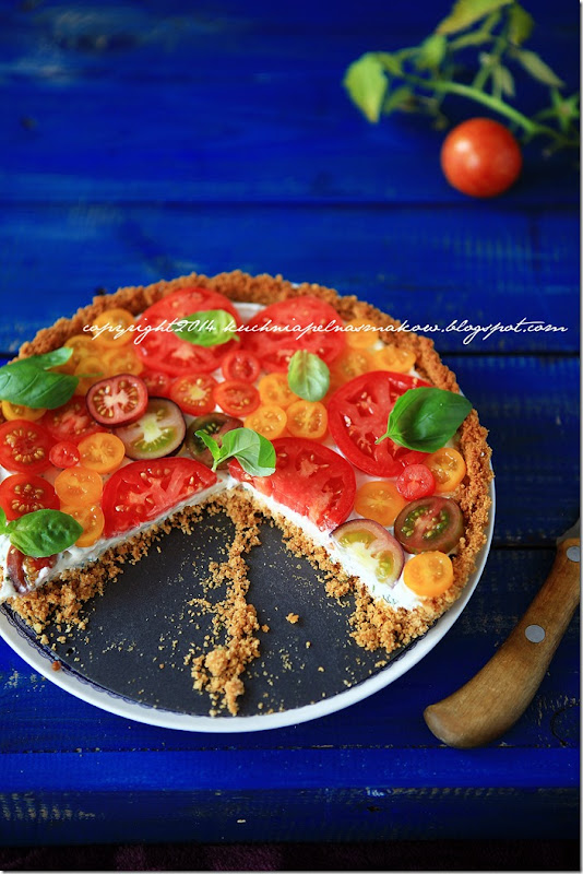 Tarta na krakersach z serkiem z twarożkiem i pomidorami (6) Tarta na krakersach z serkiem z twarożkiem i pomidorami (6)