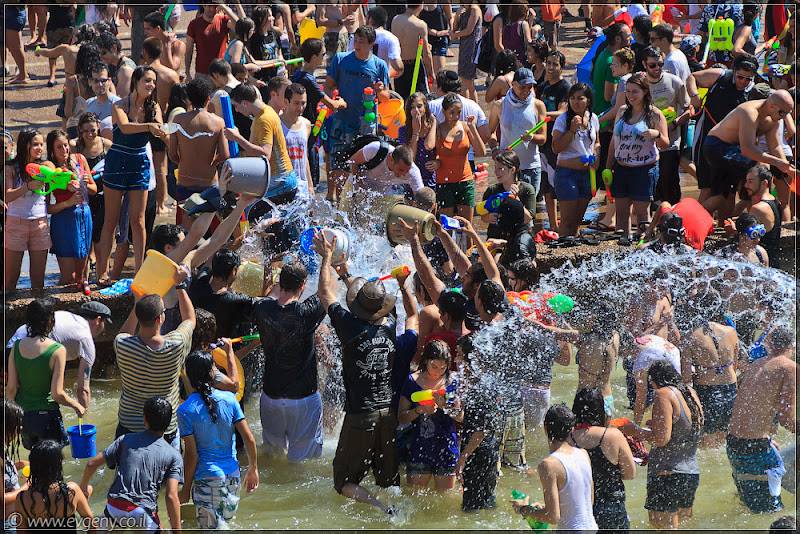 il/Настоящее мочилово в центре Тель Авива (20110701 ta water war 046 6786)