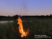 wschód Księżyca i ognisko