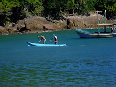 Picture of Regata de canoas. Photo number 3798377971 by Pousada Pé na Areia - Charming, fully decorated sea facing chalets located on Boiçucanga beach, on São Paulo northern shore. Boiçucanga is a beach with calm waters and woundrous sunset, surrounded by the Atlantic Rainforest and by very good restaurants. There also is a complete services infrastructure that includes supermarkets and shopping malls. You can find all that and much more at “Pé na Areia” (aka “Esquina da Mentira”), the perfect place for spending your vacations and weekends, or even having your own house at the sea.