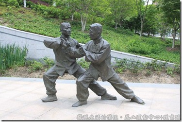 昆山運動場旁有許多的塑像，這邊有一些中國武術的雕像，清晨的時候也有一些民眾在這裡練習一些基本的武術耶。