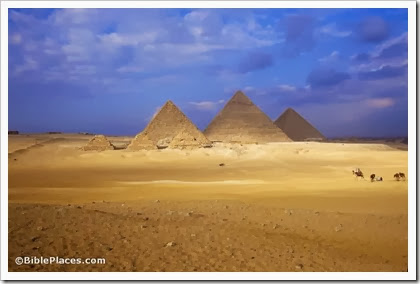 Three great pyramids with smaller pyramids of queens, tbs89289701