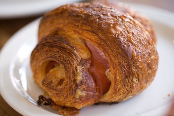 800px-Ham_and_cheese_croissant_1119159785