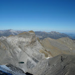 Vue du Mont Perdu : L'�tang glac� domin� par le Cylindre. En arri�re plan � gauche du Cylindre on distingue nettement le Vignemale et son glacier