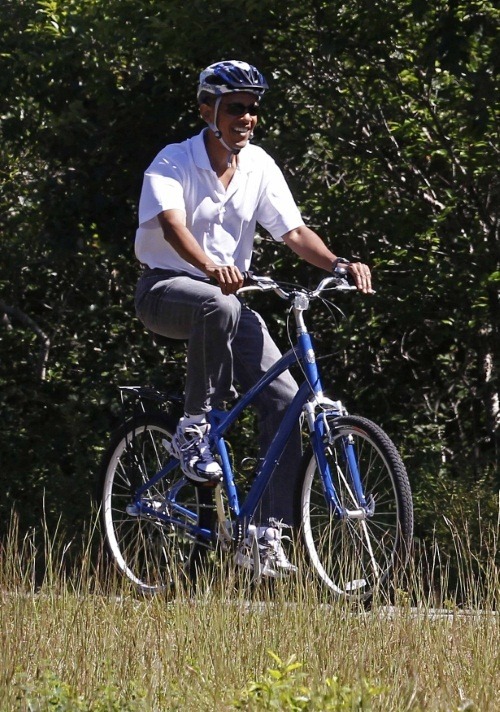 [president-barack-obama-rides-along-bike-path-correllus-state-forest-martha-vineyard-west-tisbury-massachusetts%255B3%255D.jpg]