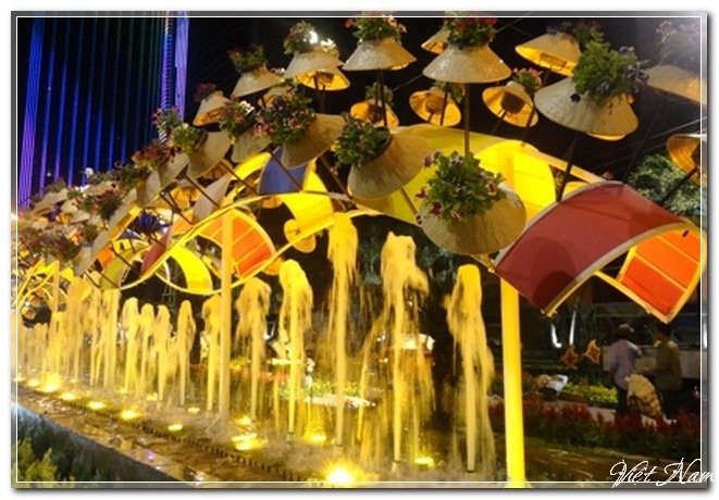  Ấn tượng “Trái tim Việt Nam” trên đường hoa Nguyễn Huệ