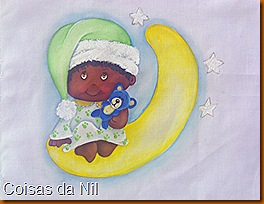menino negro com pijama e ursinho sentado na lua menino negro com pijama e ursinho sentado na lua