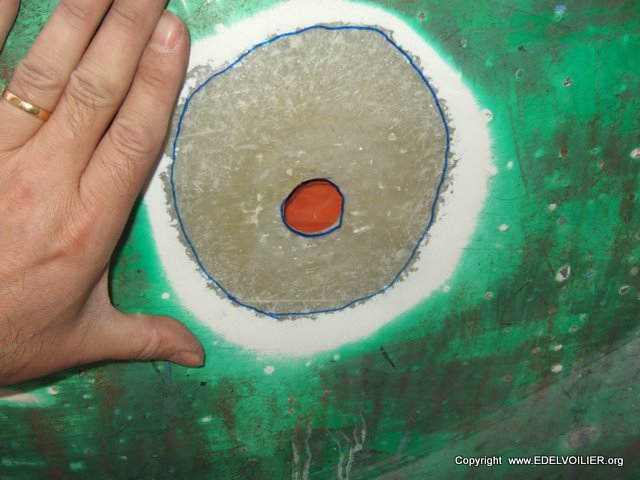 Aprés avoir meulé et poncé jusqu'à la fibre, On procéde à une prise d'empreinte avec avec un film plastique et un marqueur pour procéder à la découpe du mat et du roving