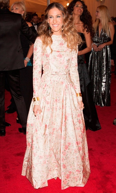 [Sarah%2520Jessica%2520Parker%2520Worked%2520A%2520Pretty%2520Floral%2520Ballgown%255B2%255D.jpg]