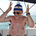 Unser Matrose bekommt eine ihm gebührende Kopfbedeckung