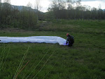 Litt kald gutt hjelpe pappan me vingen etter landing "heime"