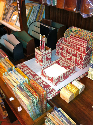 Notice the different techniques and styles Il Papiro uses to display their fine items.