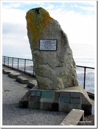 Memorial to the victims of the Greymouth bar into the harbour.