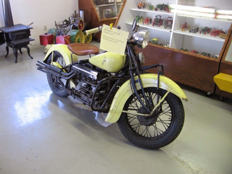 [IMG_2656-1937-Indian-Four-Motorcycle%255B1%255D.jpg]