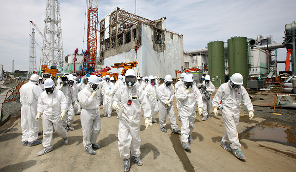Reporters and Tepco workers at Reactor No. 4 at Fukushima Daiichi, which the environment and nuclear minister visited Saturday, 26 May 2012. Tomohiro Ohsumi / Bloomberg News